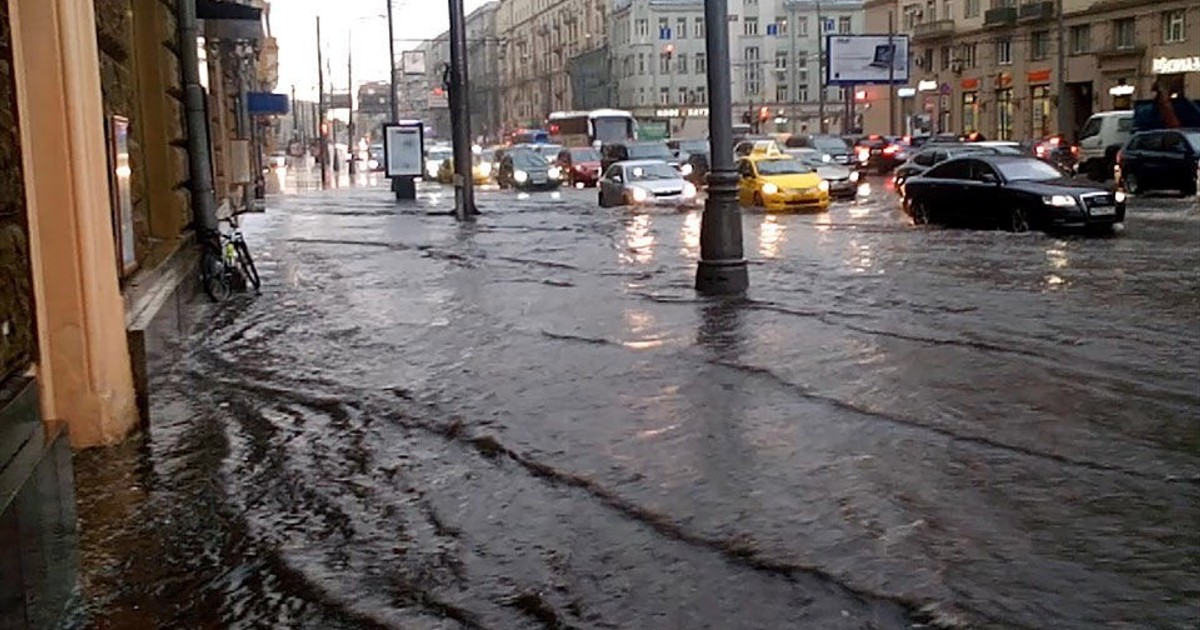 Залил улицу водой. Дождь в Москве. Ливень в Москве. Москву затопило. Проливные дожди в Москве.
