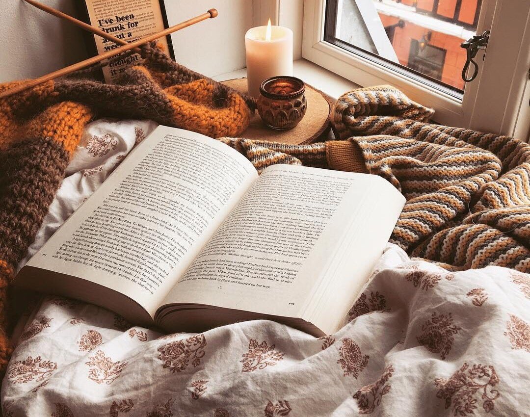 Свяжу и буду читать. Книги уют. Уютно с книгой. Чтение уют. Уютные книжки.