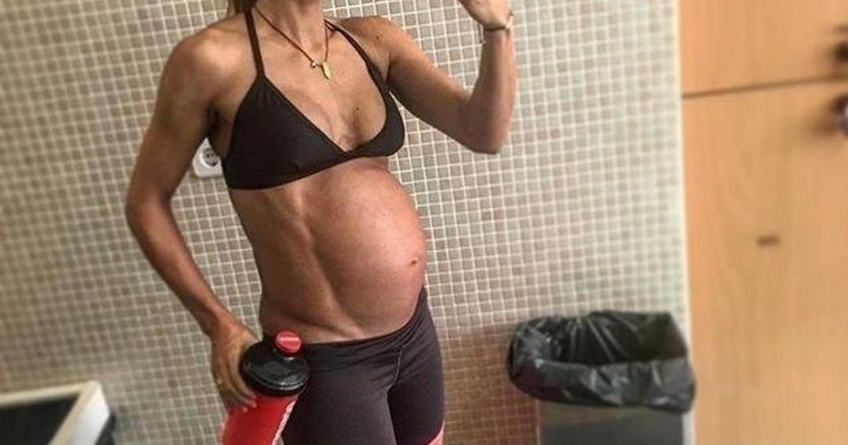 Беременность после 6 месяцев. Накаченные беременные. Беременные женщины с прессом. Накаченные беременные девушки.